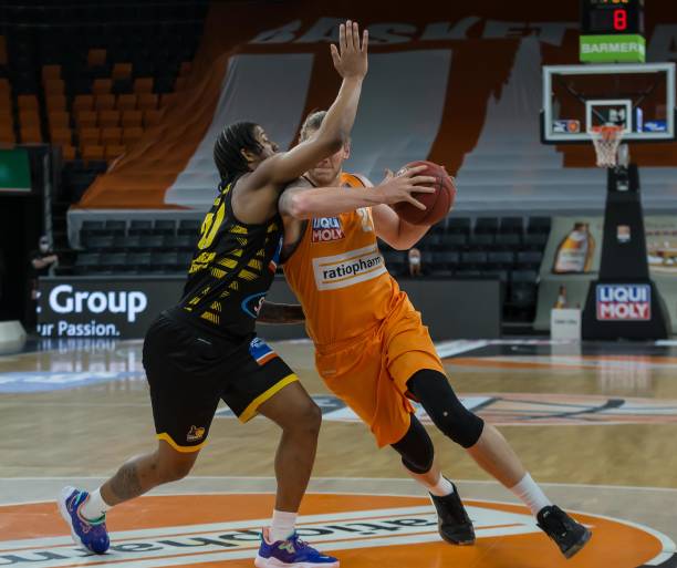 他在接受采 他在接受采